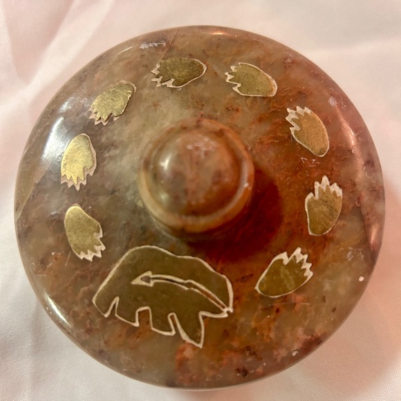Vintage Zuni bear soapstone trinket box with bear and paws - Picture 2 of 8
